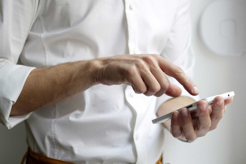 Homme consultant ses notifications sur son téléphone